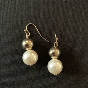 White and gold pearl earrings